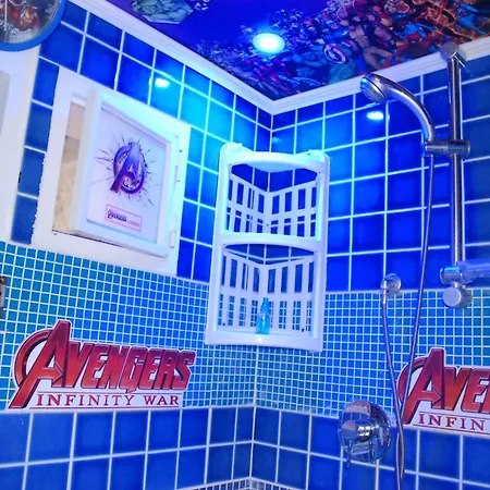 Avengers & Friends Airport بيت ضيافة *
